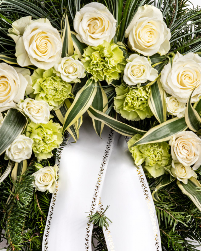 Funeral wreath with carnations and roses – imaginea 2