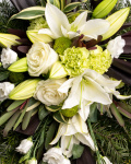 Jerbă funerară cu garoafe și crini – imaginea 2