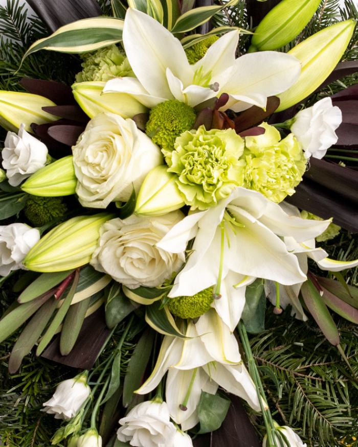 Jerbă funerară cu garoafe și crini – imaginea 2