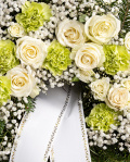 Jerbă funerară cu trandafiri albi și garoafe