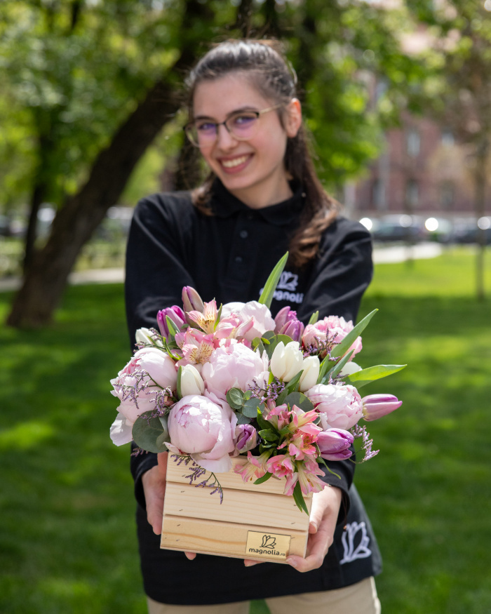 Peony and tulip arrangement – imaginea 3