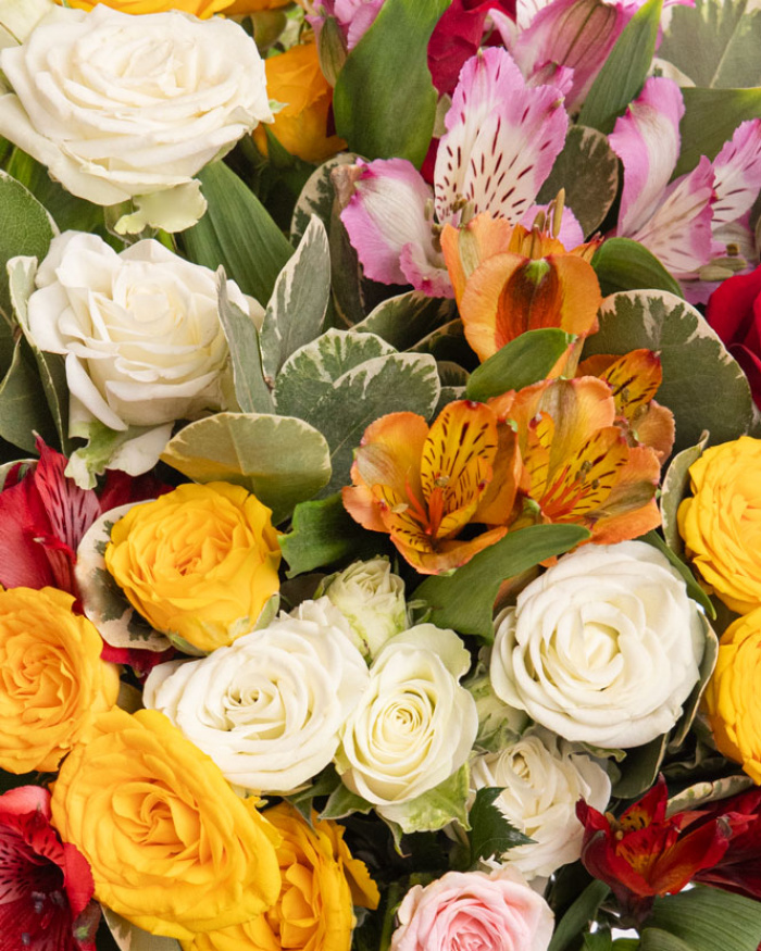 Buchet colorat cu trandafiri – imaginea 2