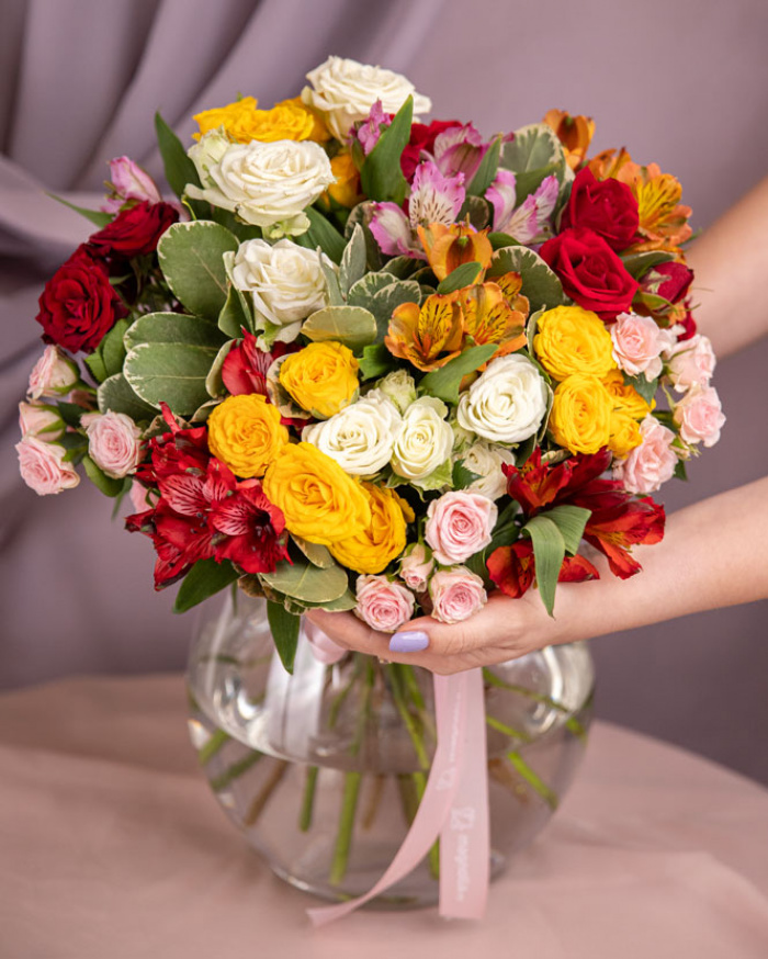 Buchet colorat cu trandafiri – imaginea 3