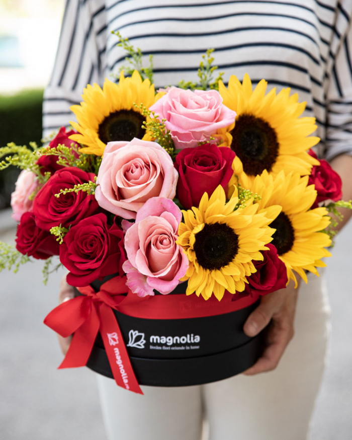 Sunflower and rose arrangement – imaginea 3