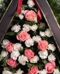 Coroană funerară cu garoafe și trandafiri roz – imaginea 2