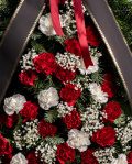 Coroana funerară cu garoafe albe și roșii – imaginea 2