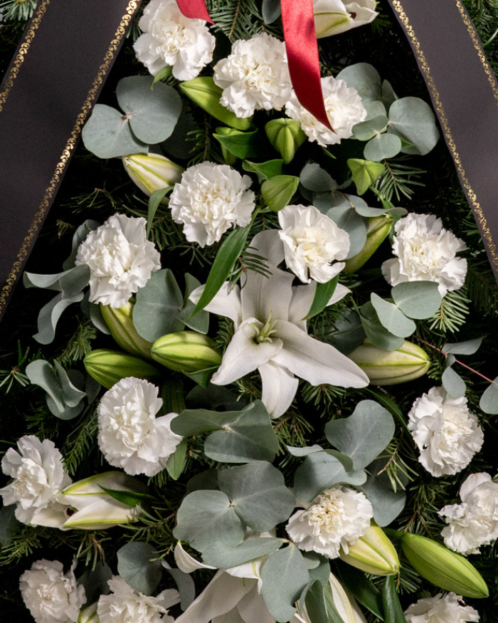 Coroană funerară cu garoafe albe și crini – imaginea 2