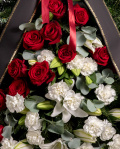 Coroană funerară cu crini si trandafiri roșii