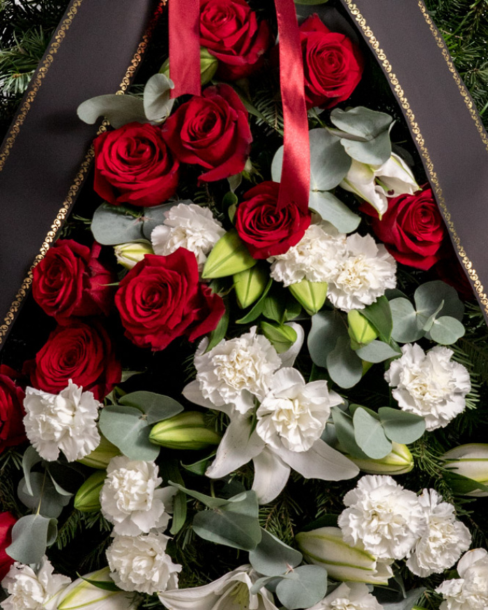 Coroană funerară cu crini si trandafiri roșii