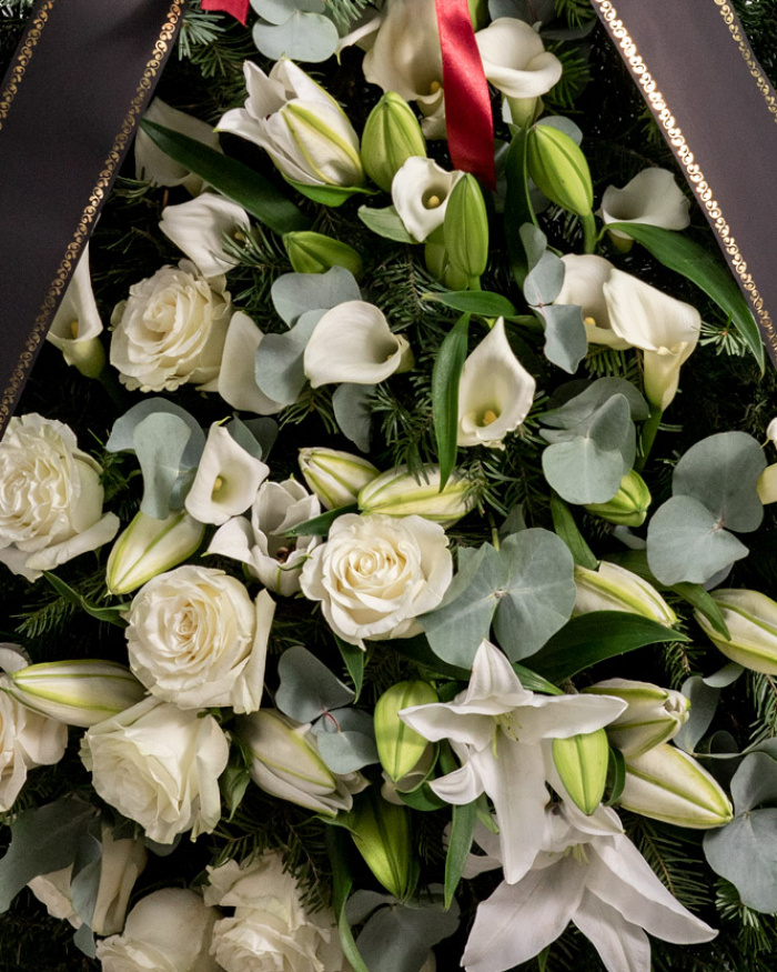 Funeral wreath with white flowers – the image 2