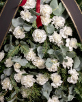 Coroană funerară cu 30 de garoafe albe – imaginea 2