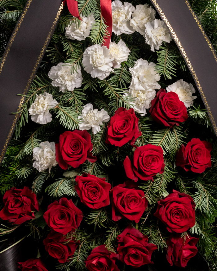 Coroană funerară cu garoafe albe și trandafiri roșii – imaginea 2
