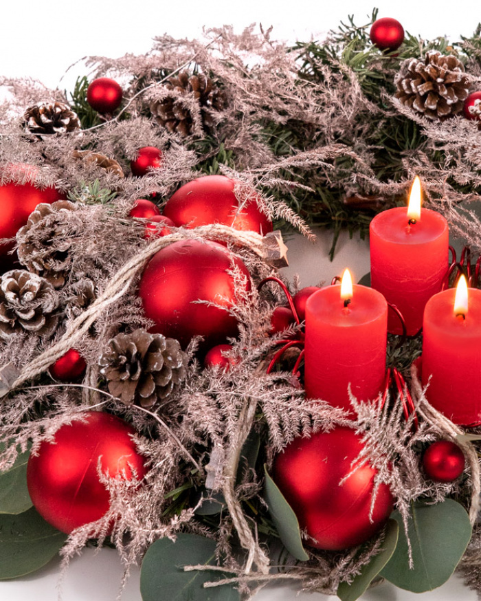 Wreath with red baubles
