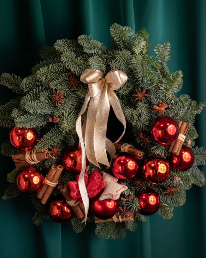 Door Wreath with Red Baubles – imaginea 3