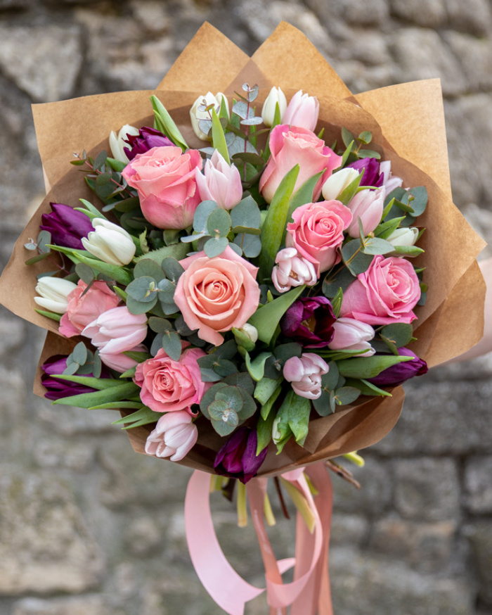 Buchet cu trandafiri și lalele „Pink and Pretty” – imaginea 3