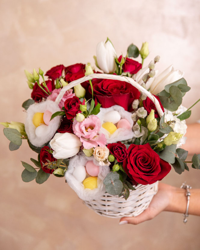 Easter basket with chocolate and a cute bunny – imaginea 3