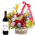 Coș cadou cu flori și sticlă de vin