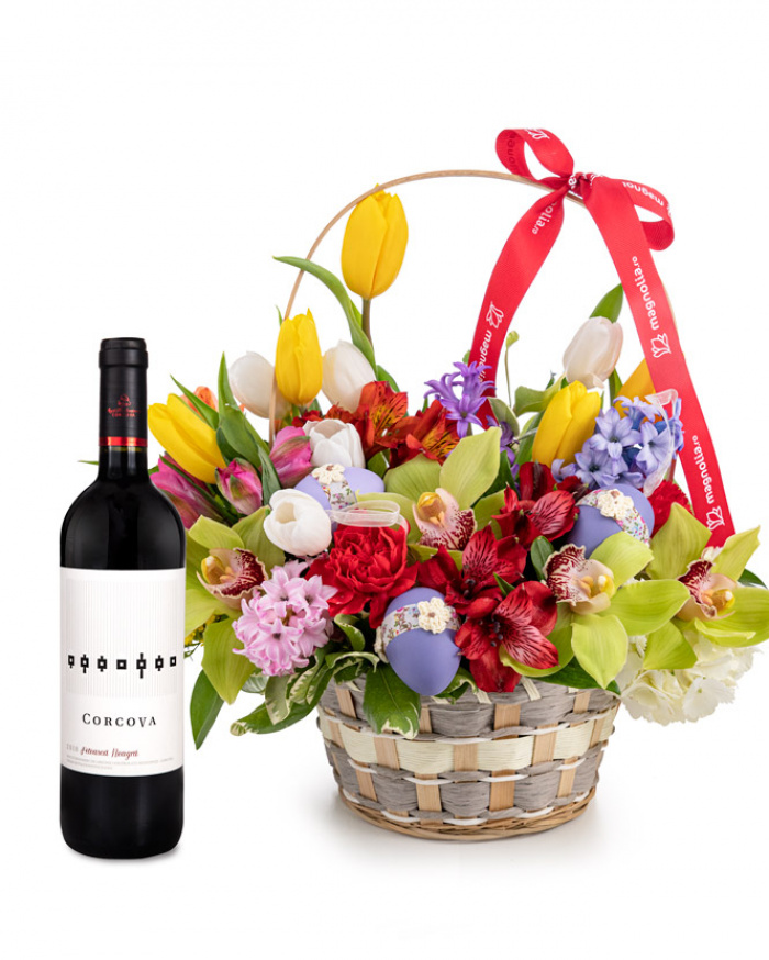 Coș cadou cu flori și sticlă de vin