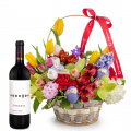 Coș cadou cu flori și sticlă de vin