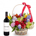 Coș cadou cu flori și sticlă de vin