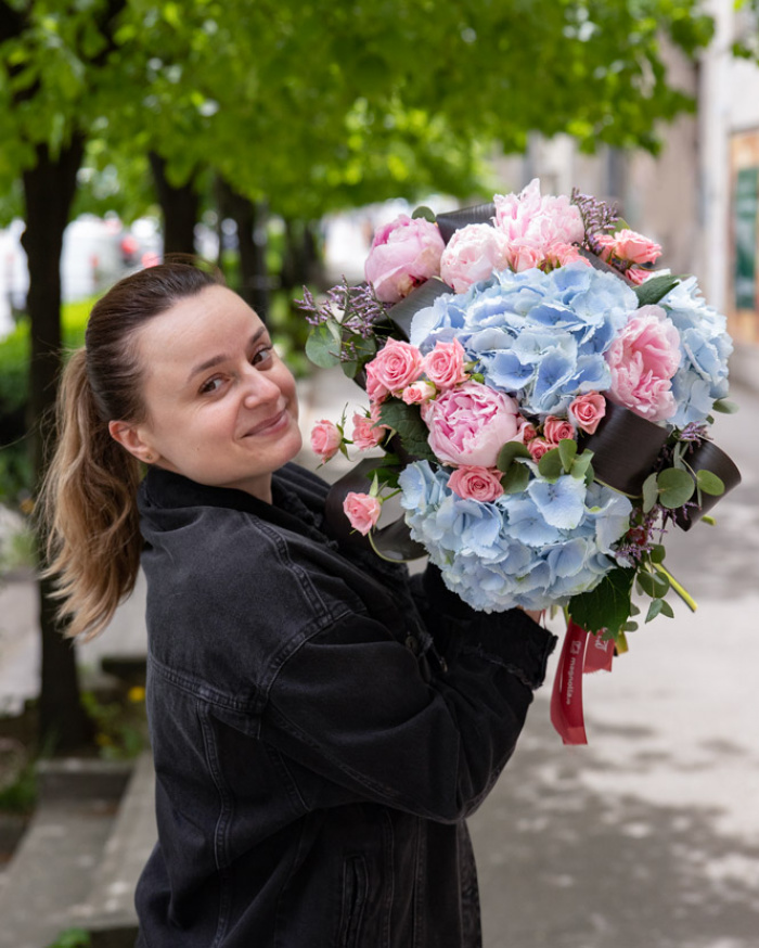 Buchet cu bujori și hortensii „Culorile Bucuriei” – imaginea 3