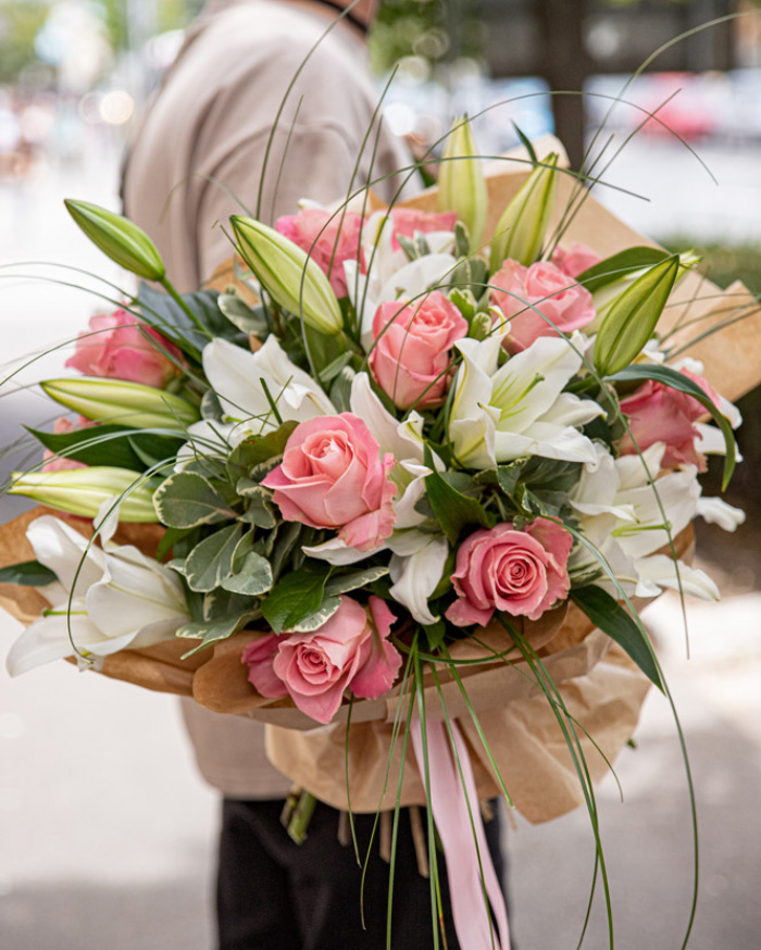 Bouquet with Imperial Lilies and Hermosa Roses – imaginea 3