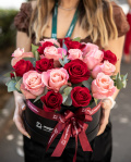 Aranjament cu trandafiri roz și roșii „Sweet Love” – imaginea 3