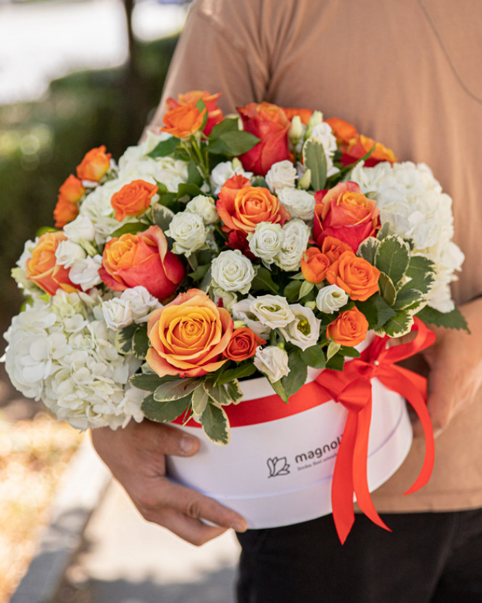 "Summer dream" arrangement with hydrangeas and orange roses – imaginea 3