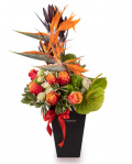 Aranjament maiestuos cu strelitzia și trandafiri – imaginea 1
