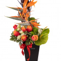 Aranjament maiestuos cu strelitzia și trandafiri