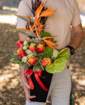 Aranjament maiestuos cu strelitzia și trandafiri – imaginea 3