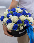 Arrangement with blue and white roses – the image 3