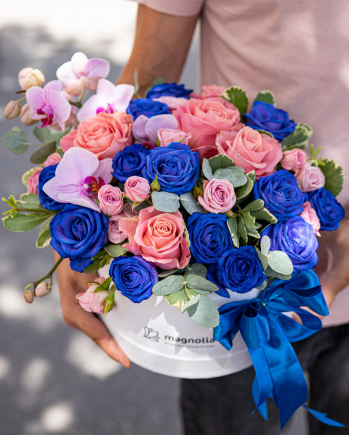 Arrangement with blue roses and orchids – imaginea 3