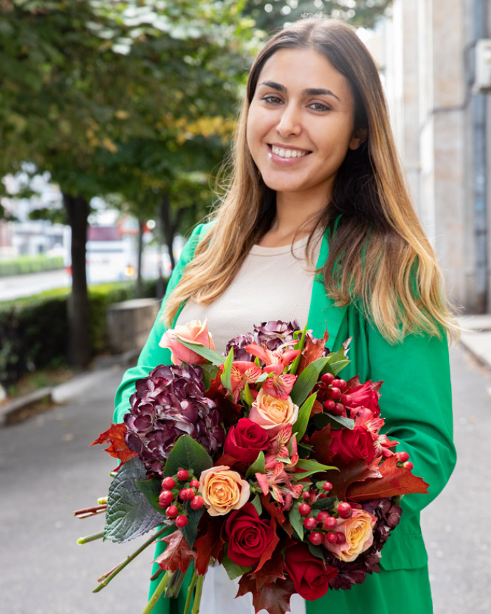 Red roses and burgundy hydrangeas bouquet – the image 3