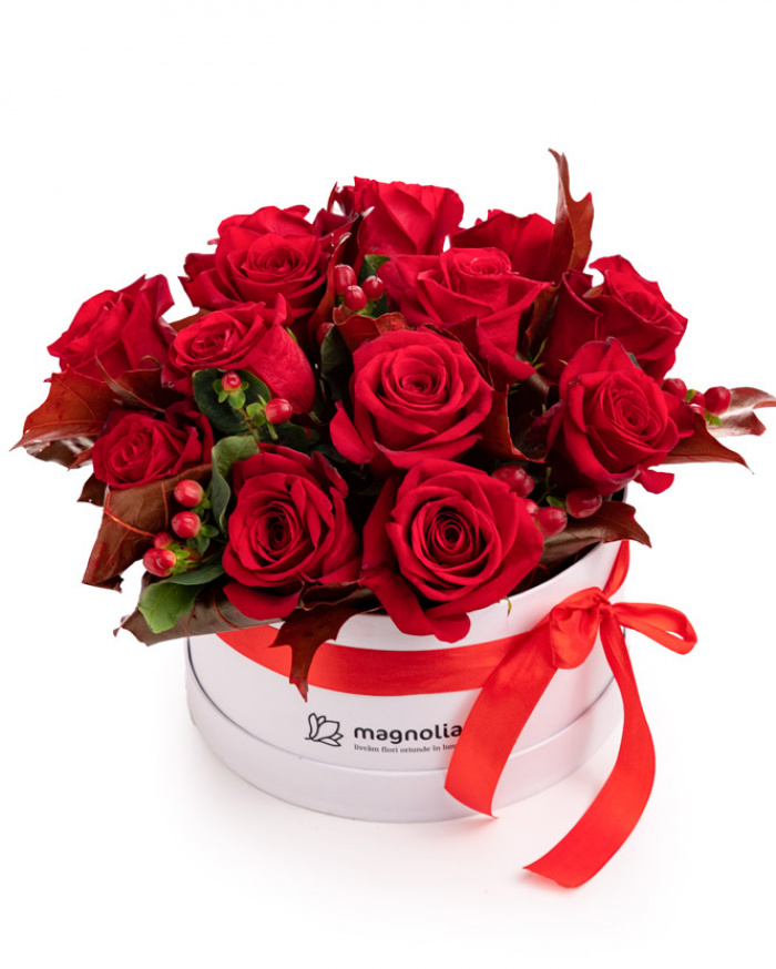 Cutie cu trandafiri roșii și hypericum – imaginea 1