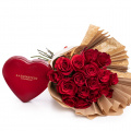 Buchet romantic trandafiri roșii și ciocolată