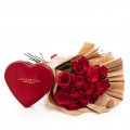 Buchet romantic trandafiri roșii și ciocolată