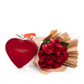 Buchet romantic trandafiri roșii și ciocolată