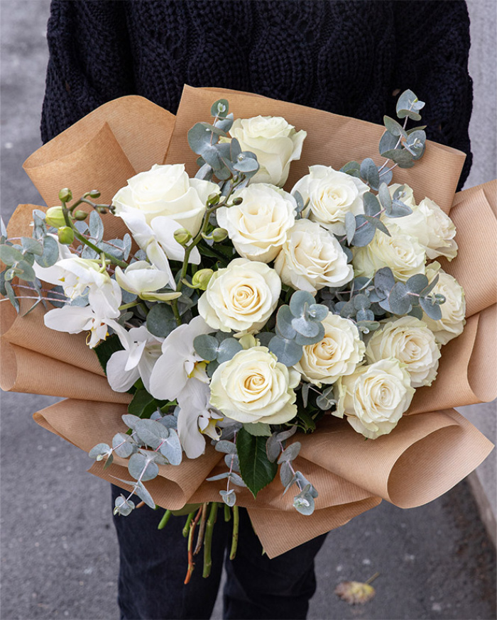 White roses and orchids bouquet – imaginea 3