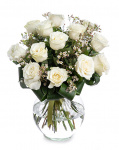 Buchet trandafiri albi decorați cu verdeață și chamelaucium – imaginea 1