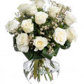 Buchet trandafiri albi decorați cu verdeață și chamelaucium