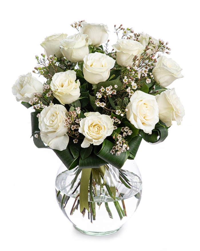Buchet trandafiri albi decorați cu verdeață și chamelaucium – imaginea 1