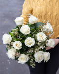 Buchet trandafiri albi decorați cu verdeață și chamelaucium – imaginea 3