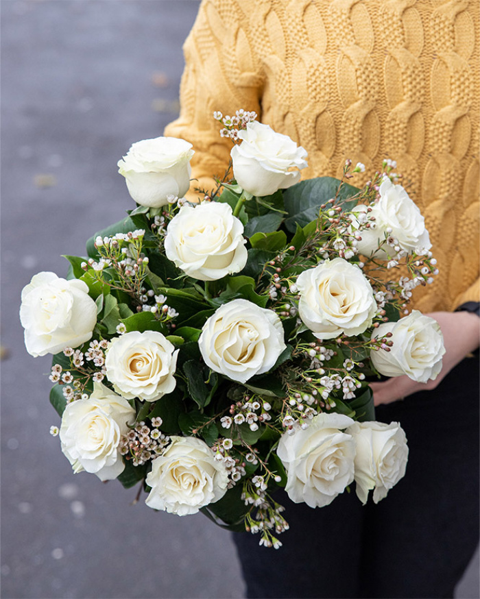 Buchet trandafiri albi decorați cu verdeață și chamelaucium – imaginea 3