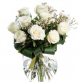 Buchet trandafiri albi decorați cu verdeață și chamelaucium