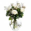 Buchet trandafiri albi decorați cu verdeață și chamelaucium