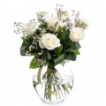 Buchet trandafiri albi decorați cu verdeață și chamelaucium