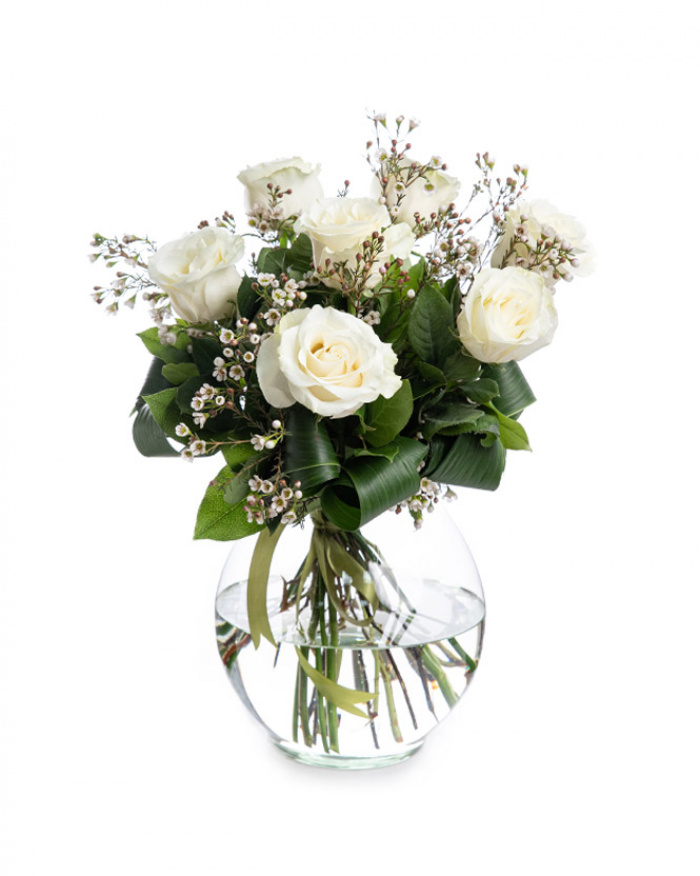 Buchet trandafiri albi decorați cu verdeață și chamelaucium – imaginea 1