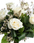 Buchet trandafiri albi decorați cu verdeață și chamelaucium – imaginea 2