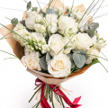Buchet trandafiri albi cu eustoma și verdeață